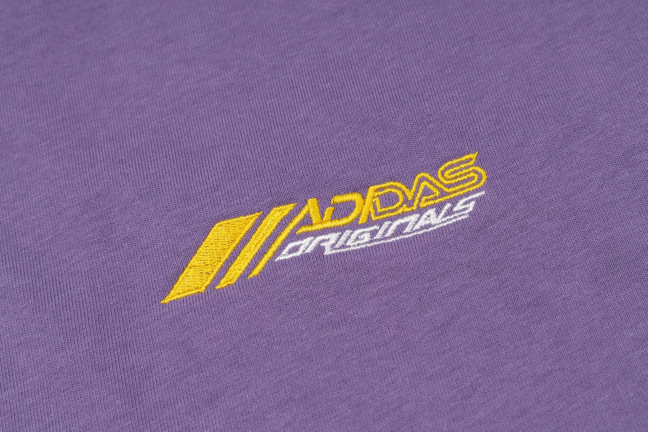 Adidas Clover MOTOSeries short sleeves, low saturation taro purple color, same style loose fit for men and women, pure cotton material is light and breathable, super comfortable for daily wear! The all-over printing with racing elements, clover logo + letter pattern, retro and street feel, looks great when worn as a layer or alone✨. The small high collar design, paired with overalls and Skate Shoes, can easily achieve American street style, and it is also great for couples! Fashionable and comfortable at the same time, don’t miss it if you like racing style. Style number: A 194# Color: Black Purple Size: S M L XL XXL